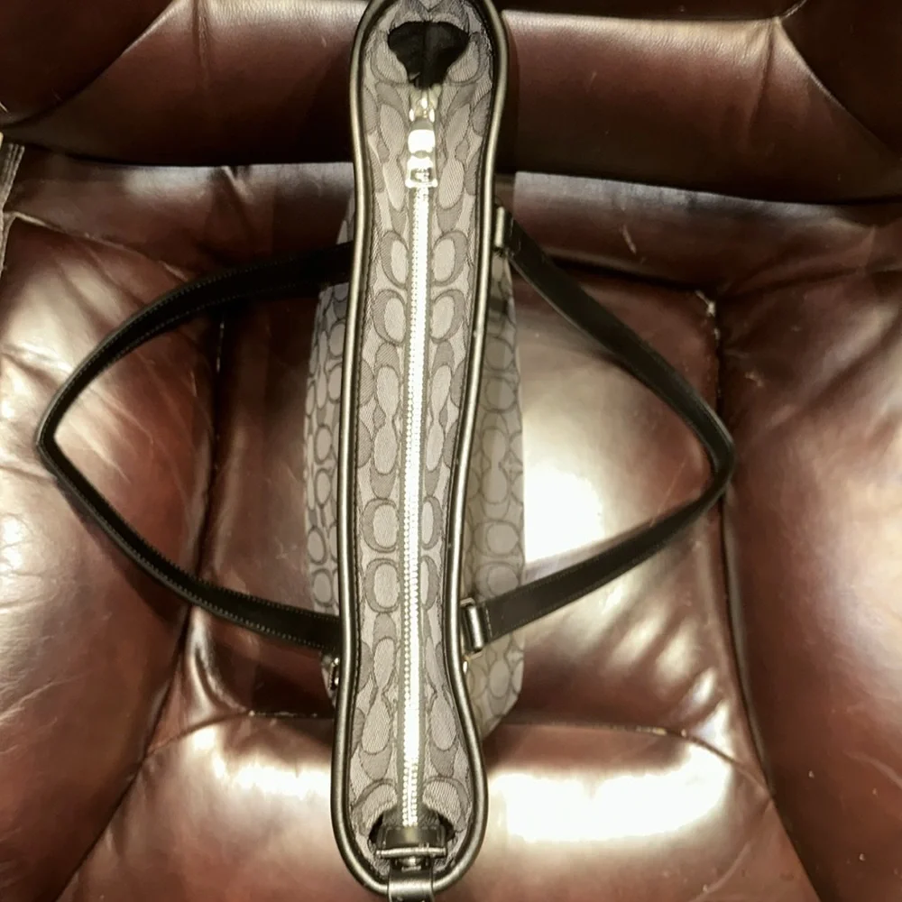 ***SOLD** NWOT Coach Canvas & Leather Signature Gallery Tote - Picture 10 of 15